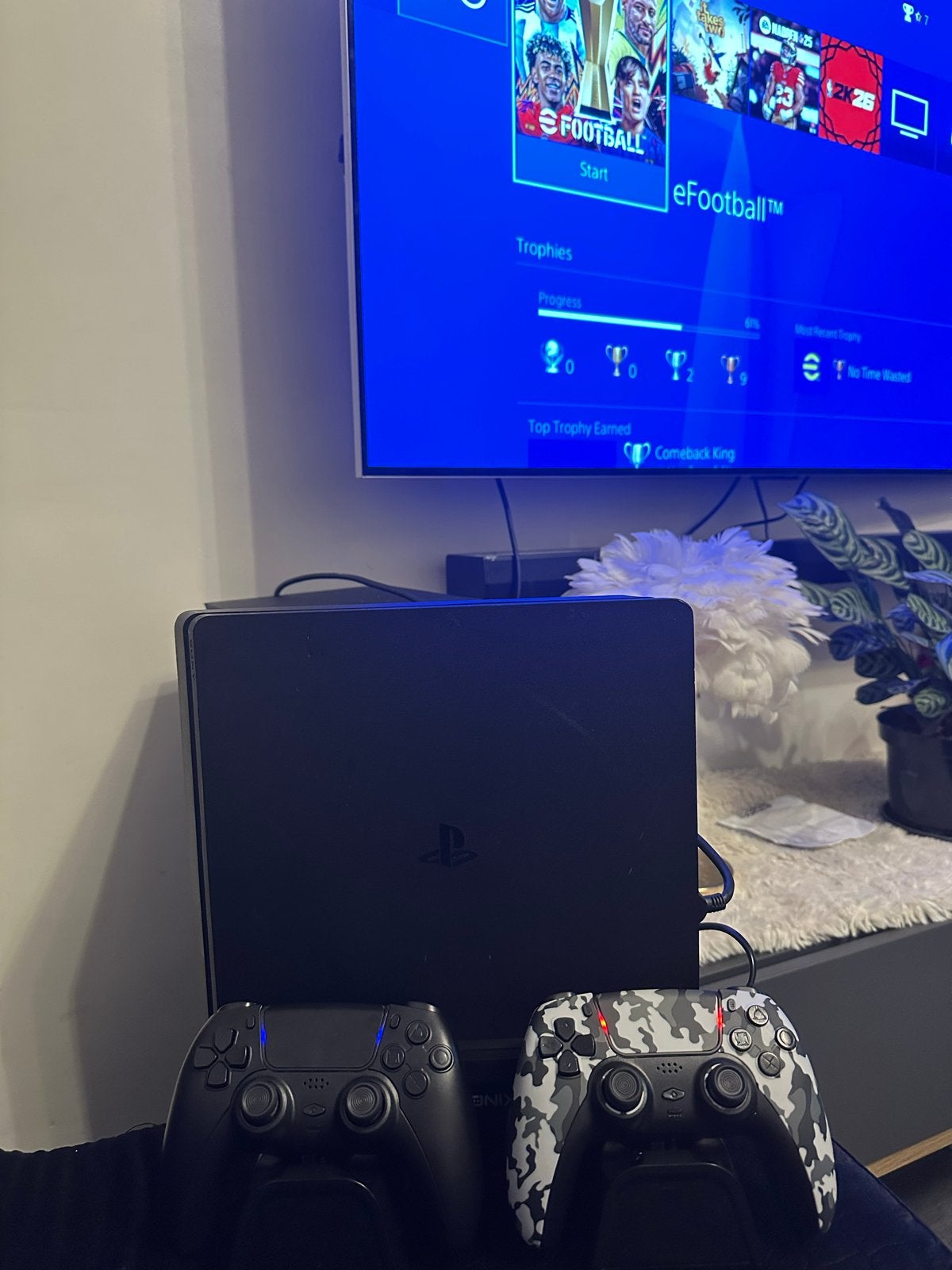 PlayStation 4 Slim met 2 controllers, Spelcomputers en Games, Spelcomputers | Sony PlayStation 4, Zo goed als nieuw, Slim, 500 GB