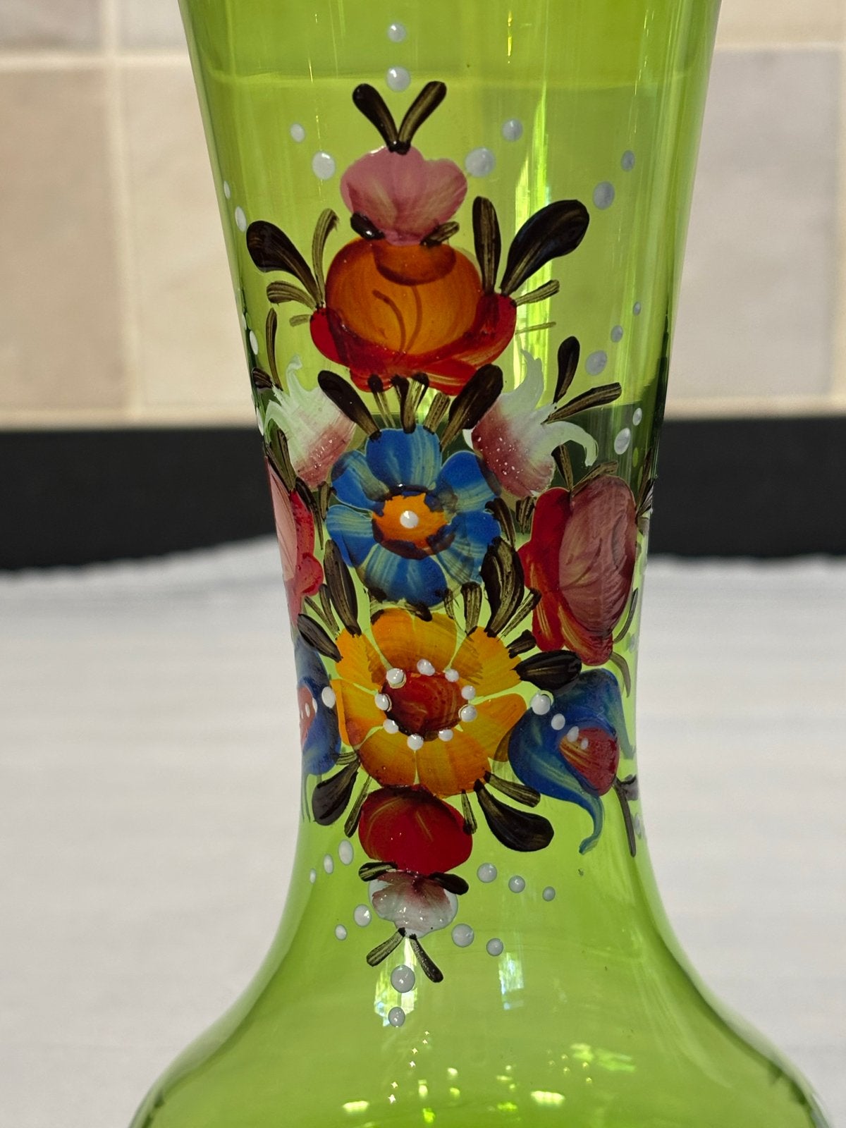 Antieke Boheemse Groene Vaas met Emaille Bloemdecoratie, Ophalen of Verzenden