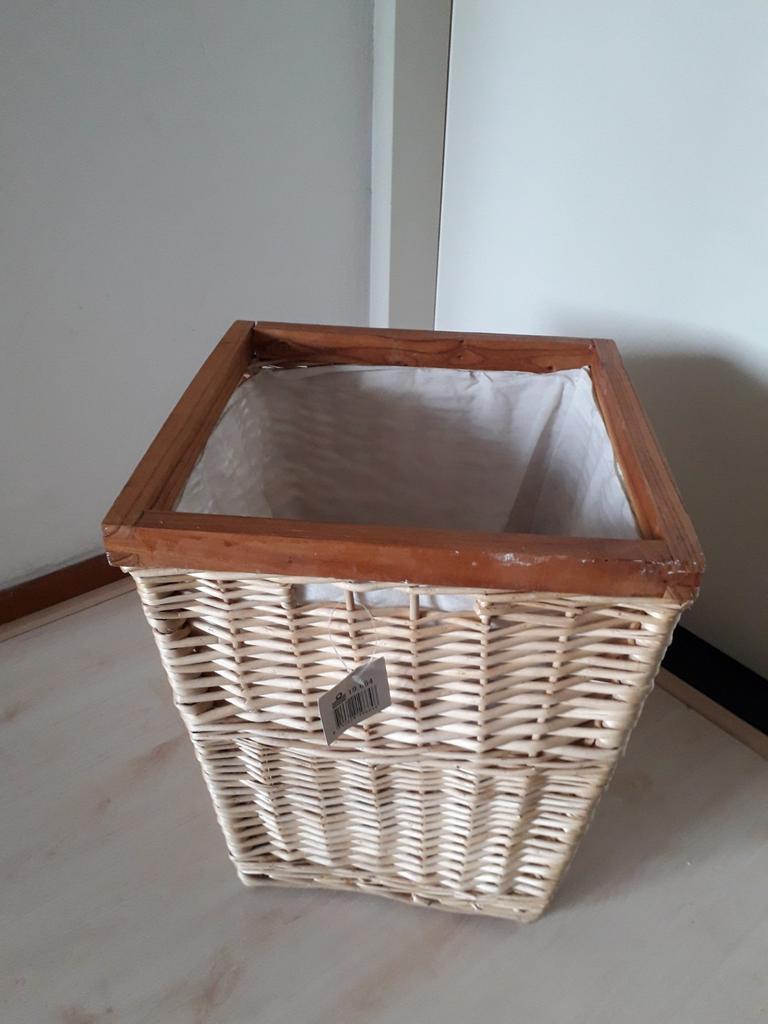 Rieten mand met houten rand en stoffen binnenkant, Ophalen of Verzenden, Rond, Riet