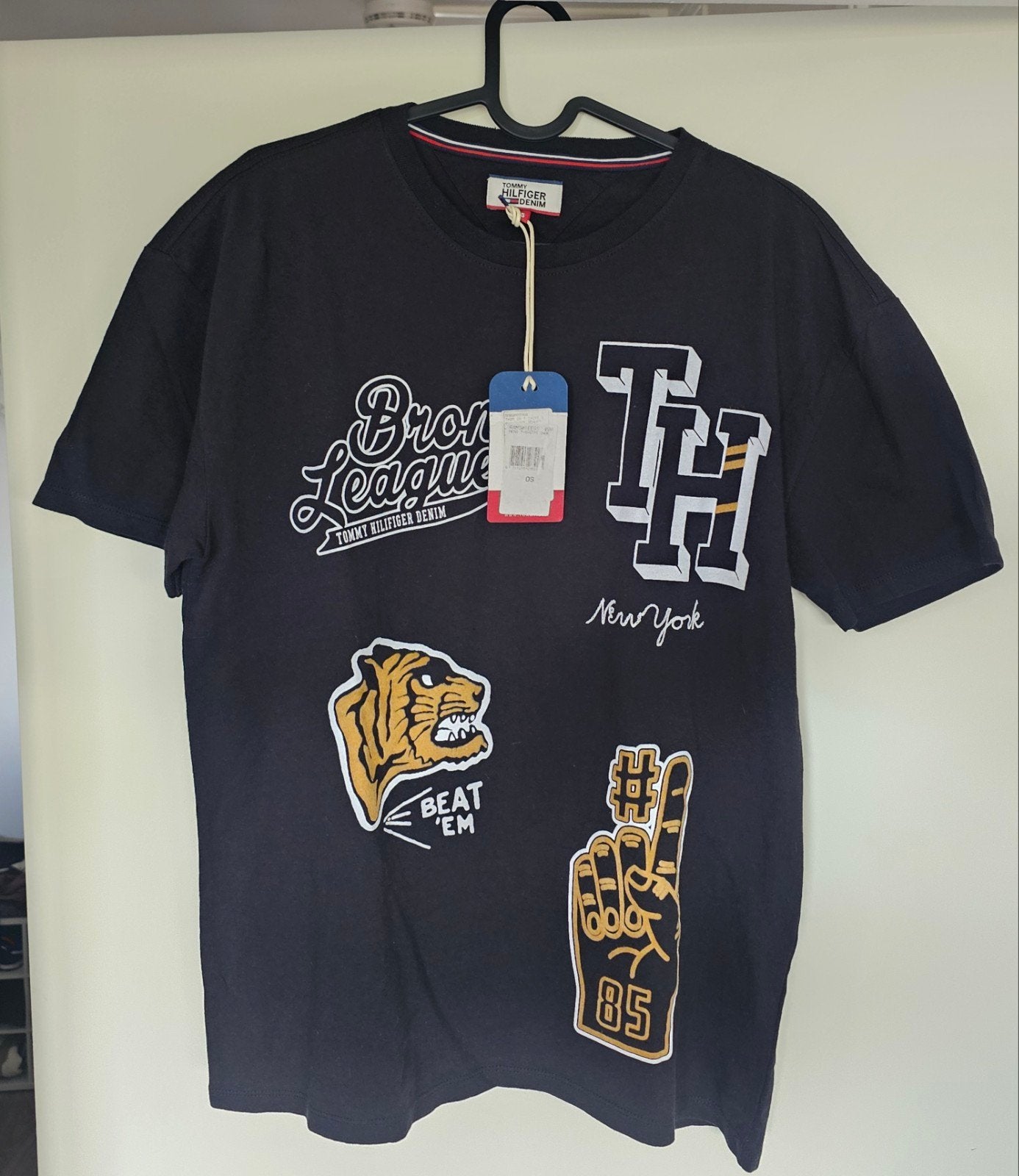 Tommy Hilfiger Varsity Patch T-Shirt - Zwart Maat S (Nieuw), Ophalen of Verzenden, Nieuw, Maat 46 (S) of kleiner, Tommy Hilfiger