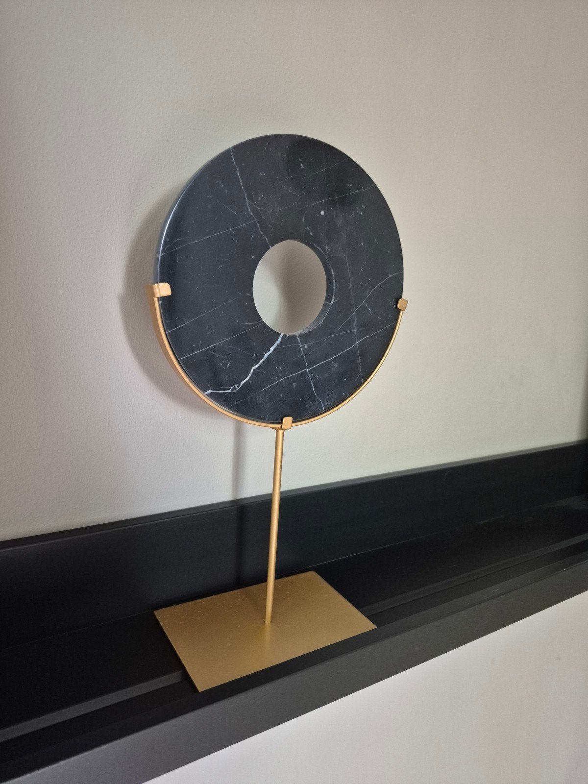 Ornament zwart marmer op goudkleurige voet, Zwart, Ophalen of Verzenden, Zo goed als nieuw, Modern