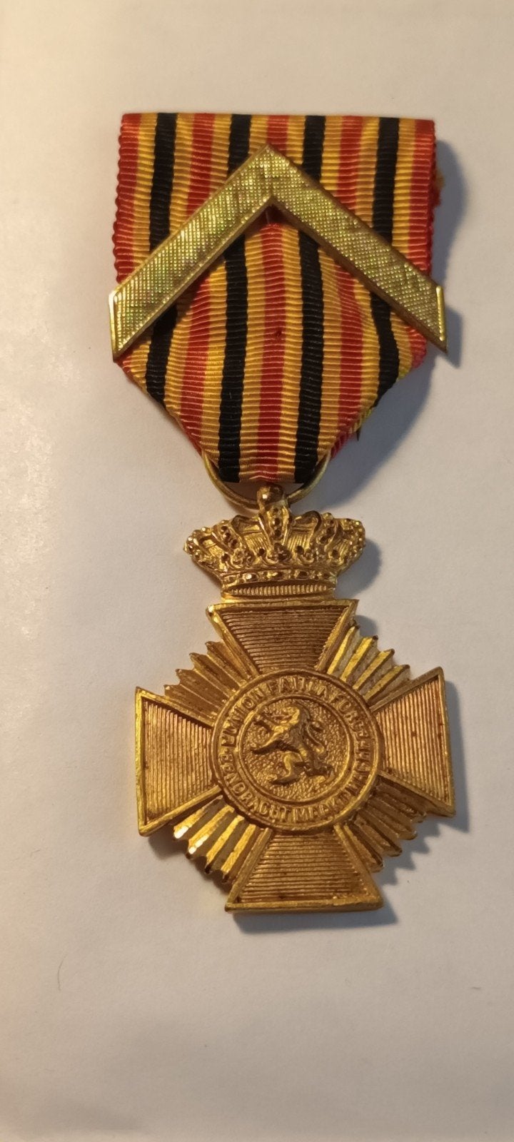 Belgische Medaille met Kroon en Lint., Ophalen of Verzenden, Overige materialen, Buitenland