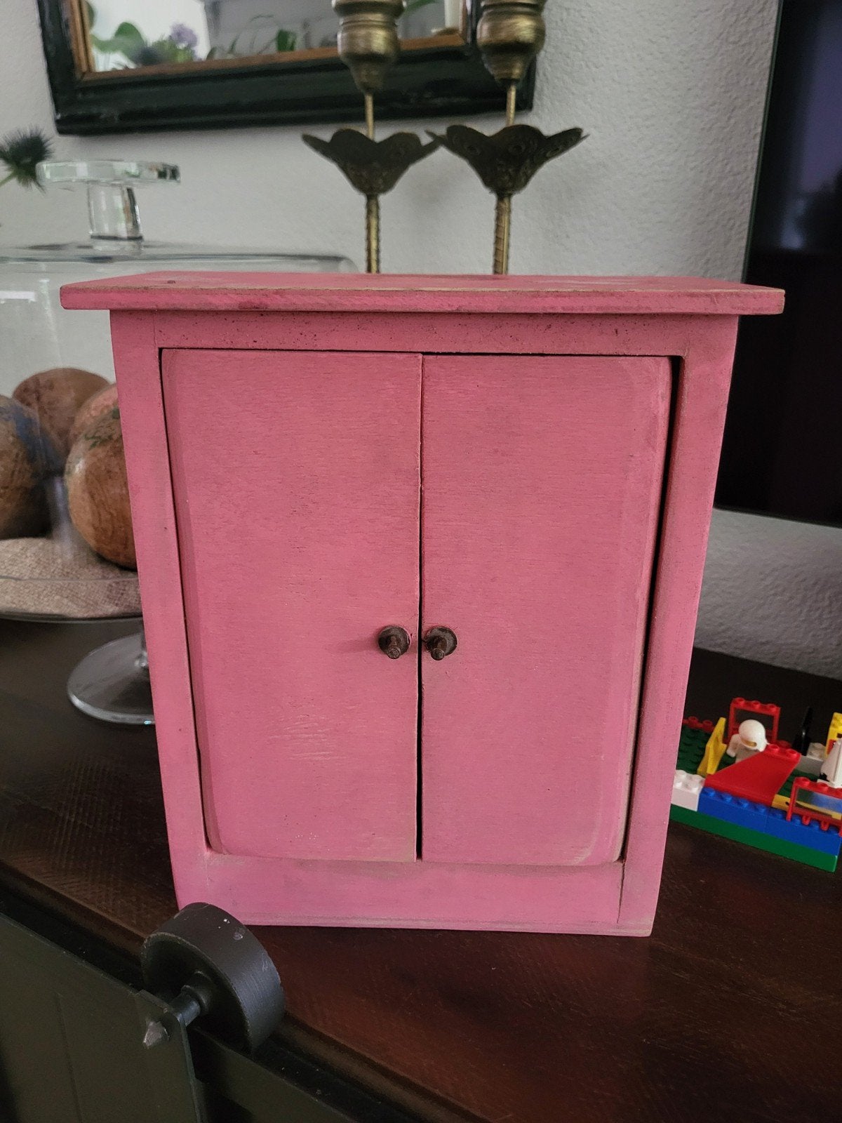 Roze houten kastje met twee deurtjes, Antiek en Kunst, Antiek | Meubels | Kasten, Ophalen of Verzenden