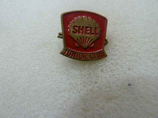 Vintage Shell Junior Club broche - Rood en Goud, Overige materialen, Gebruikt, Minder dan 4 cm, Ophalen of Verzenden
