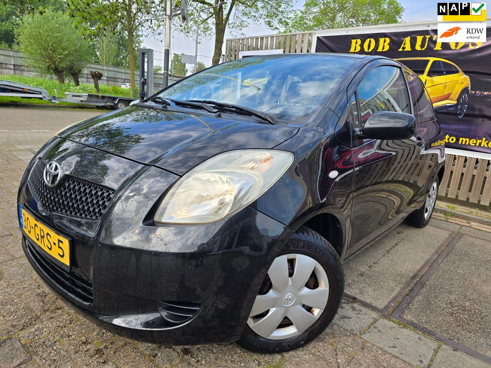 Toyota Yaris 1.0 VVTi +/ 1e eigenaar/nap/apk 04-10-2027 /rij, Auto's, Voorwielaandrijving, 750 kg, Elektrische ramen, Zwart