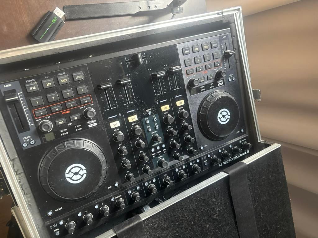 Bijna mint condition roland tr8s en gebruikte draaitafel, Ophalen, Zo goed als nieuw, Overige merken