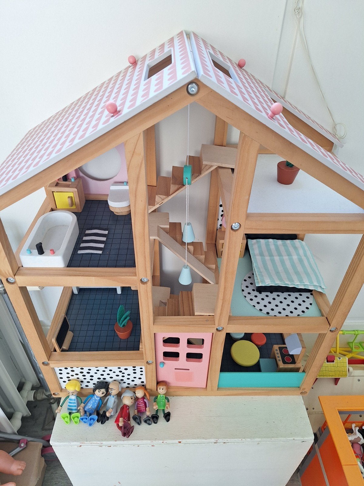 Poppenhuis gemeubileerd  + poppetjes, Kinderen en Baby's, Speelgoed | Poppenhuizen, Ophalen, Poppenhuis