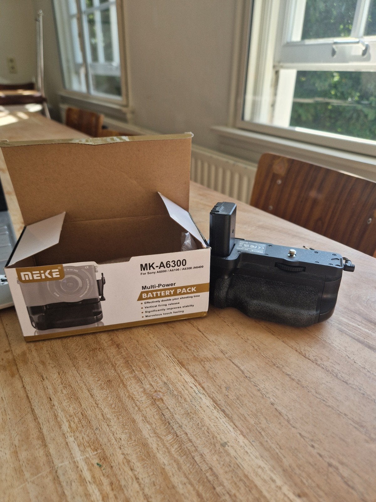 Meike MK-A6300 battery extension voor Sony camera's, Batterygrip, Ophalen of Verzenden, Zo goed als nieuw, Geschikt voor twee batterijen