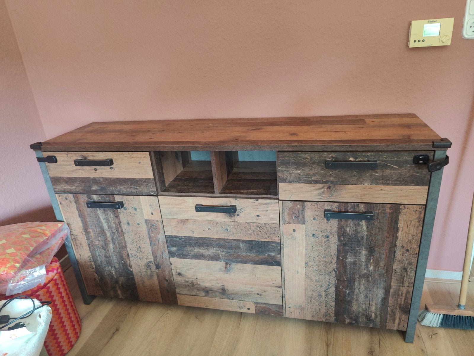 Industrieel dressoir Old Wood Vintage + wandplank, Industrieel, Old Wood Vintage, Betonlook, Met deur(en), 150 tot 200 cm, Zo goed als nieuw