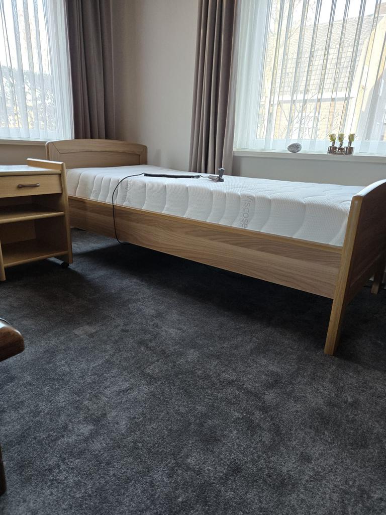 Senioren bed, Huis en Inrichting, Slaapkamer | Bedden, Zo goed als nieuw, Eenpersoons, 90 cm, Hout, Ophalen