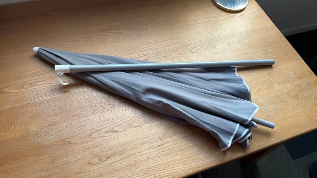 Strandparasol met zandboor, Caravans en Kamperen, Ophalen, Zo goed als nieuw