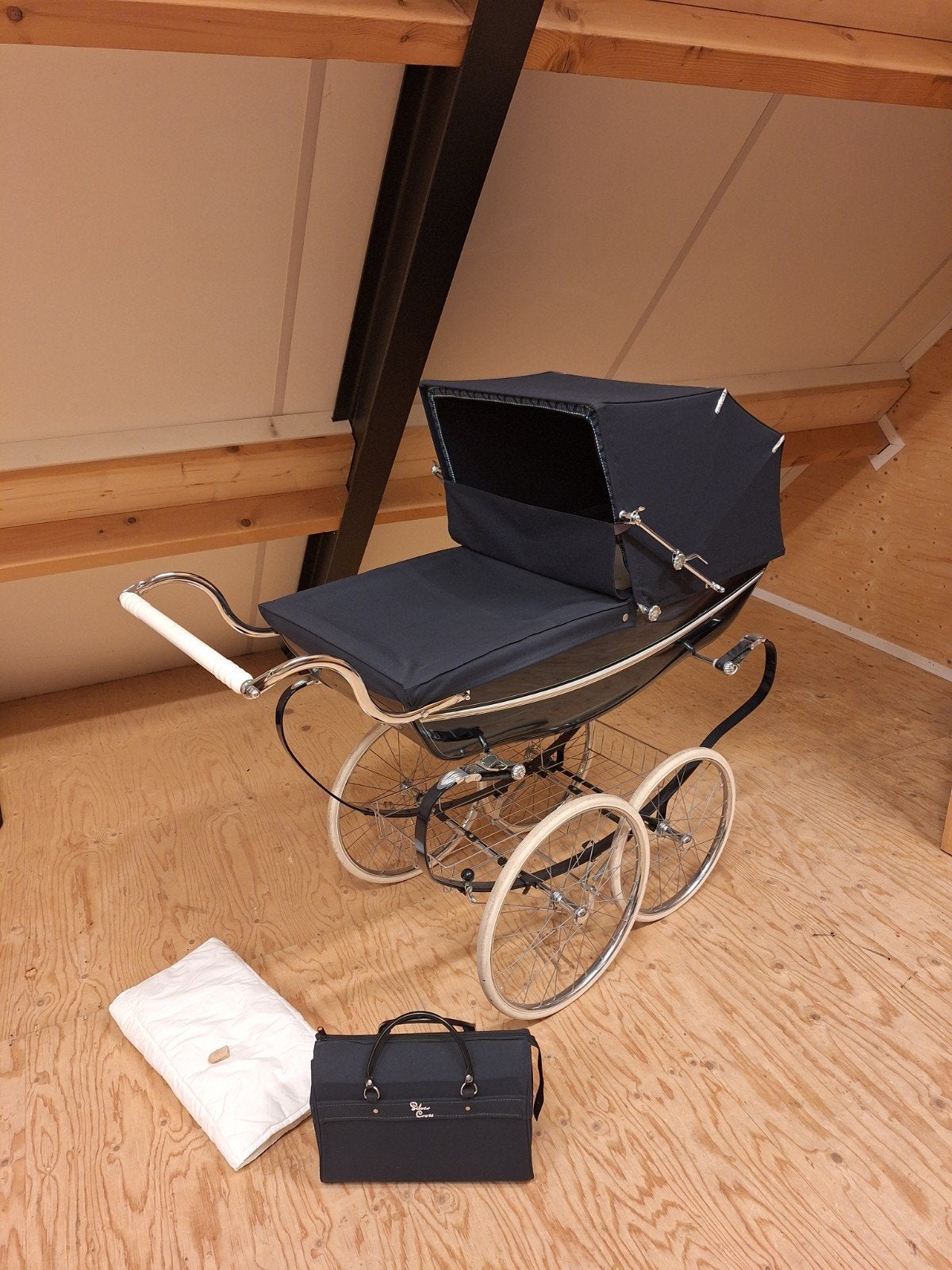 Silver Cross Kinderwagen met bijpassende tas, Kinderen en Baby's, Kinderwagens en Combinaties, Gebruikt, Met reiswieg, Ophalen