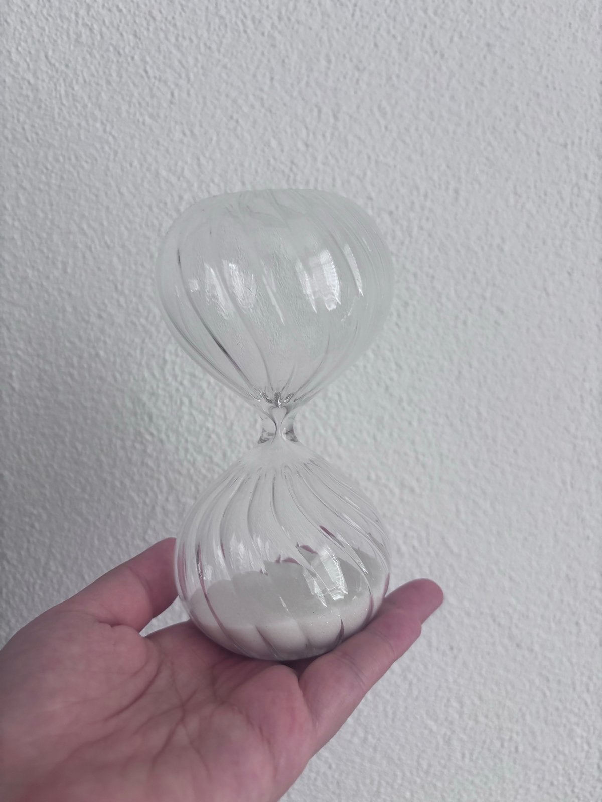 Decoratieve zandloper met wit zand, Huis en Inrichting, Woonaccessoires | Overige, Ophalen of Verzenden, Zo goed als nieuw, Wit