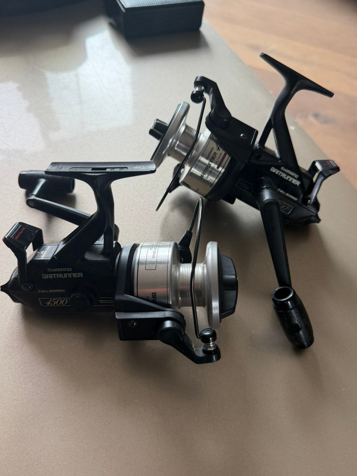 Shimano Baitrunner 4500 Old School – €130 p/st – 2 stuks, Ophalen of Verzenden, Zo goed als nieuw, Molen
