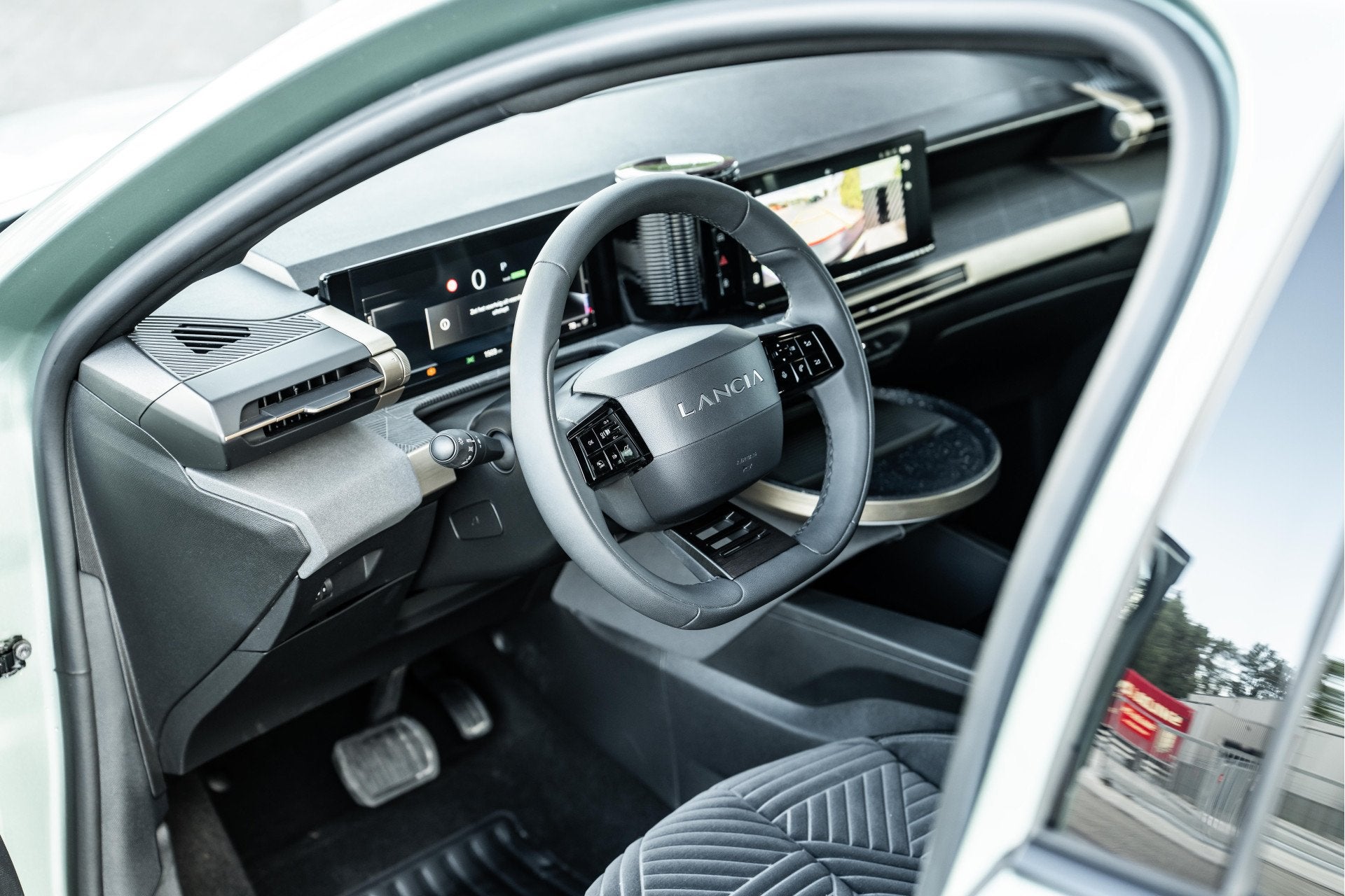 Lancia Ypsilon LX 54 kWh (bj 2025, automaat), Auto's, Gebruikt, Zwart, Hatchback, Voorwielaandrijving
