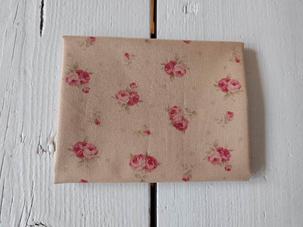 Mooie quiltstof - roosje, roos - roze/groen/zandkleur, Hobby en Vrije tijd, Stoffen en Lappen, Nieuw, Ophalen of Verzenden, Katoen