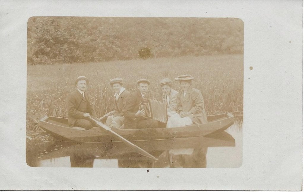 Fotokaart, Volk in een bootje met Accordeon, Ophalen of Verzenden, 1920 tot 1940, Ongelopen, Zuid-Holland