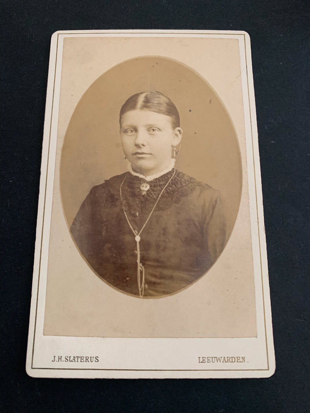 cdv carte de visite jongedame Leeuwarden J H Slaterus, Verzenden, Voor 1940, Zo goed als nieuw, Foto
