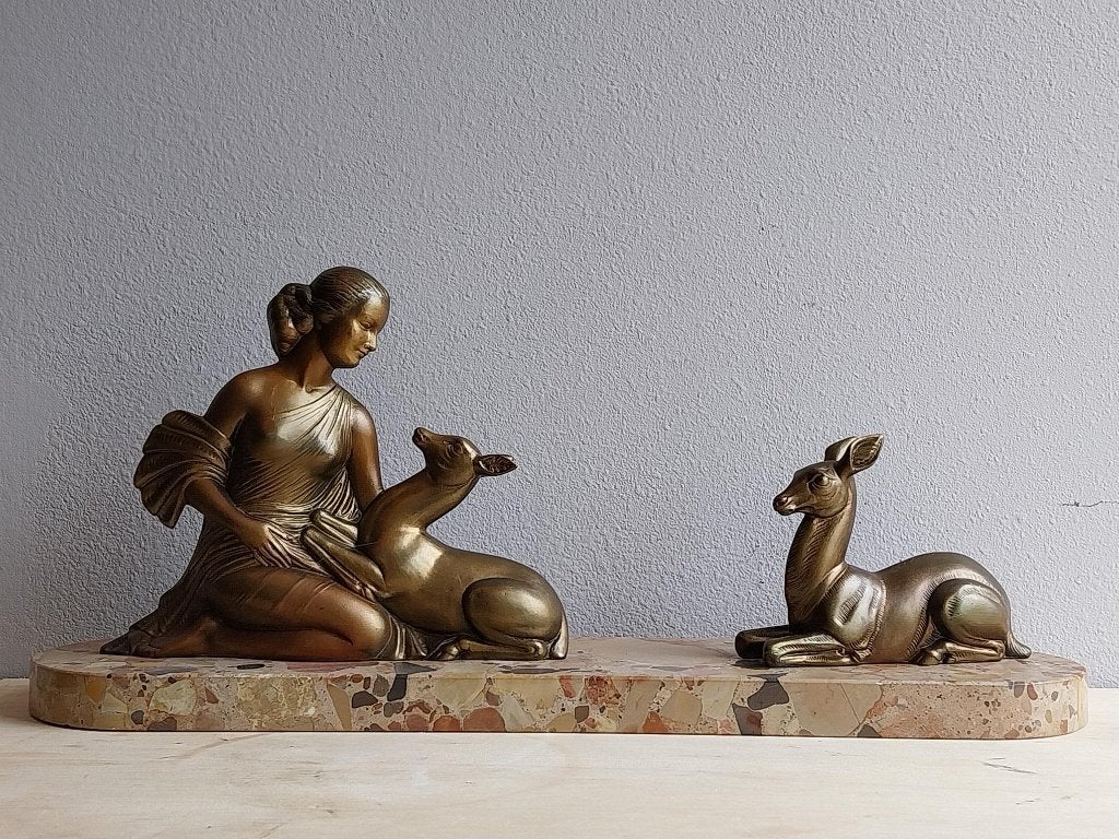 Art Deco beeld vrouw met zamak herten gesigneerd Ballasté, Antiek en Kunst, Art deco, Ophalen of Verzenden, 20 - 50 cm, Goud