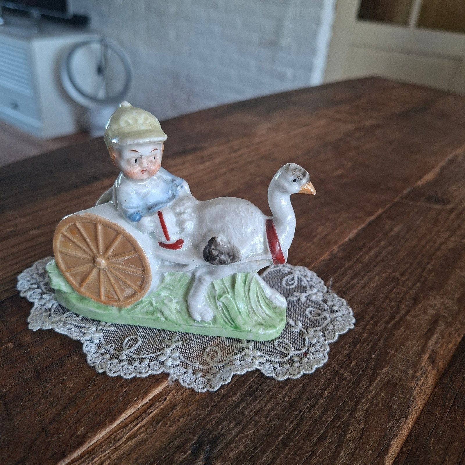 Porseleinen Beeldje Jongen met Vogel genummerd 9 cm groot, Ophalen of Verzenden