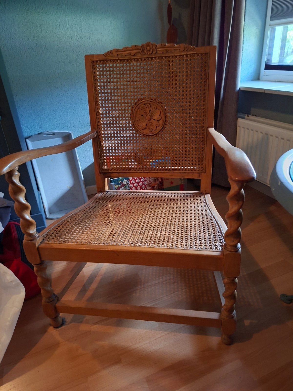 Antieke rotan stoel met gedraaide armleuningen, Ophalen of Verzenden