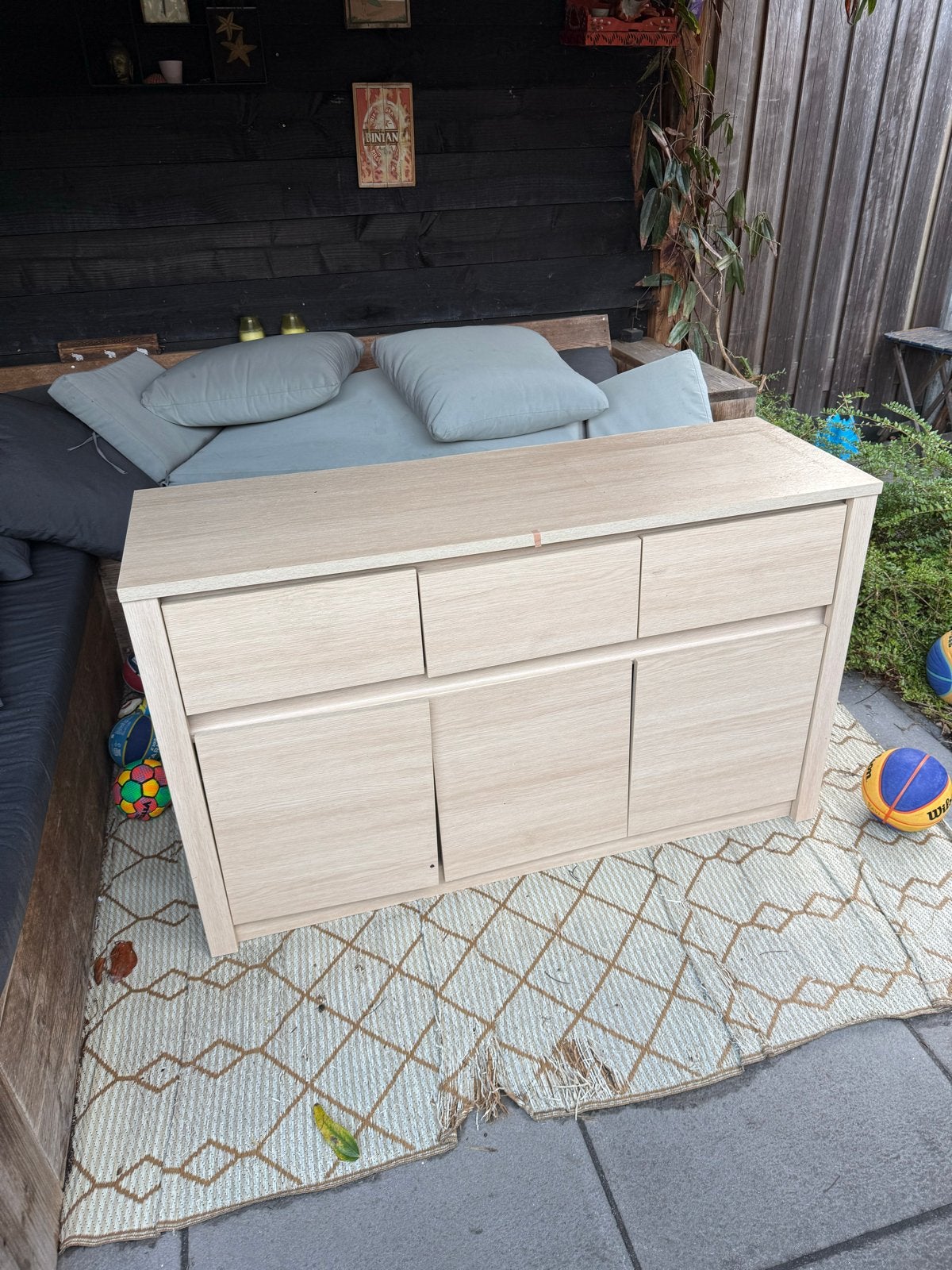Foto 3 van Lichte houten kast met lades en deuren