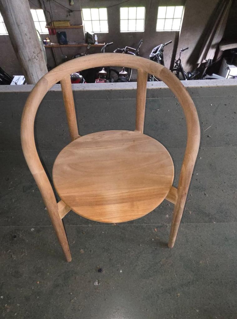 4 houten stoelen waarvan 1 beschadigd/verkleurd, Huis en Inrichting, Stoelen, Gebruikt, Bruin, Ophalen of Verzenden, Vier