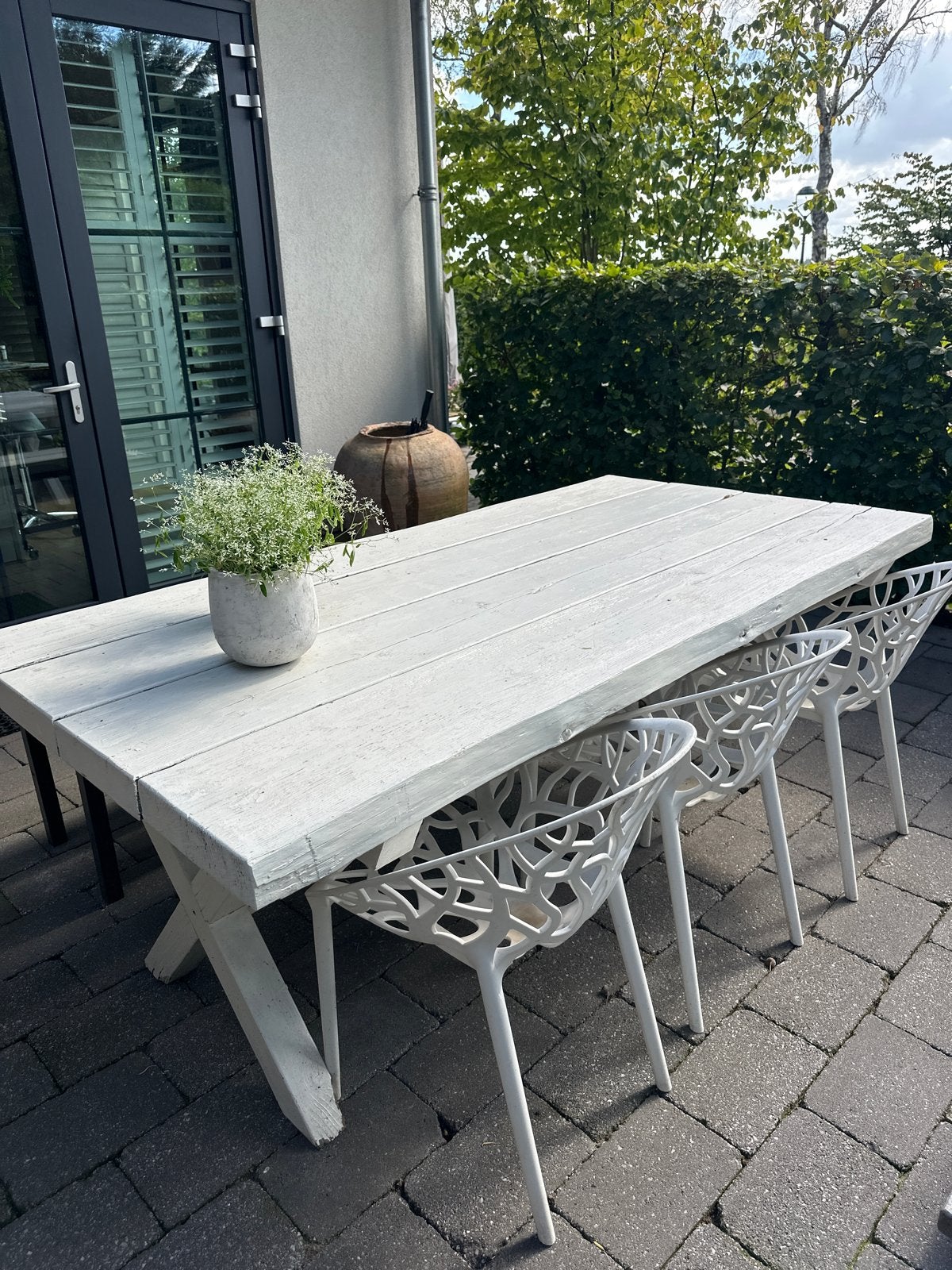 Foto 4 van Zware witte buitentafel 110x210 met bank en 3 stoelen