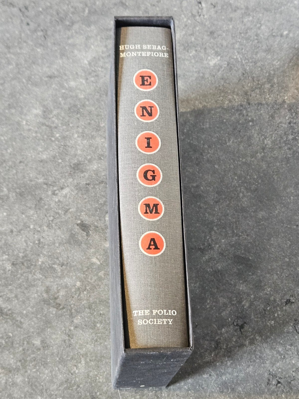 The Folio Society Enigma Hugh Sebag Montefiore 2005, Boeken, Ophalen of Verzenden, Tweede Wereldoorlog, Gelezen, Algemeen