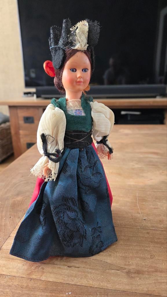 Vintage pop in traditionele klederdracht, Verzamelen, Poppen, Ophalen of Verzenden, Gebruikt, Pop