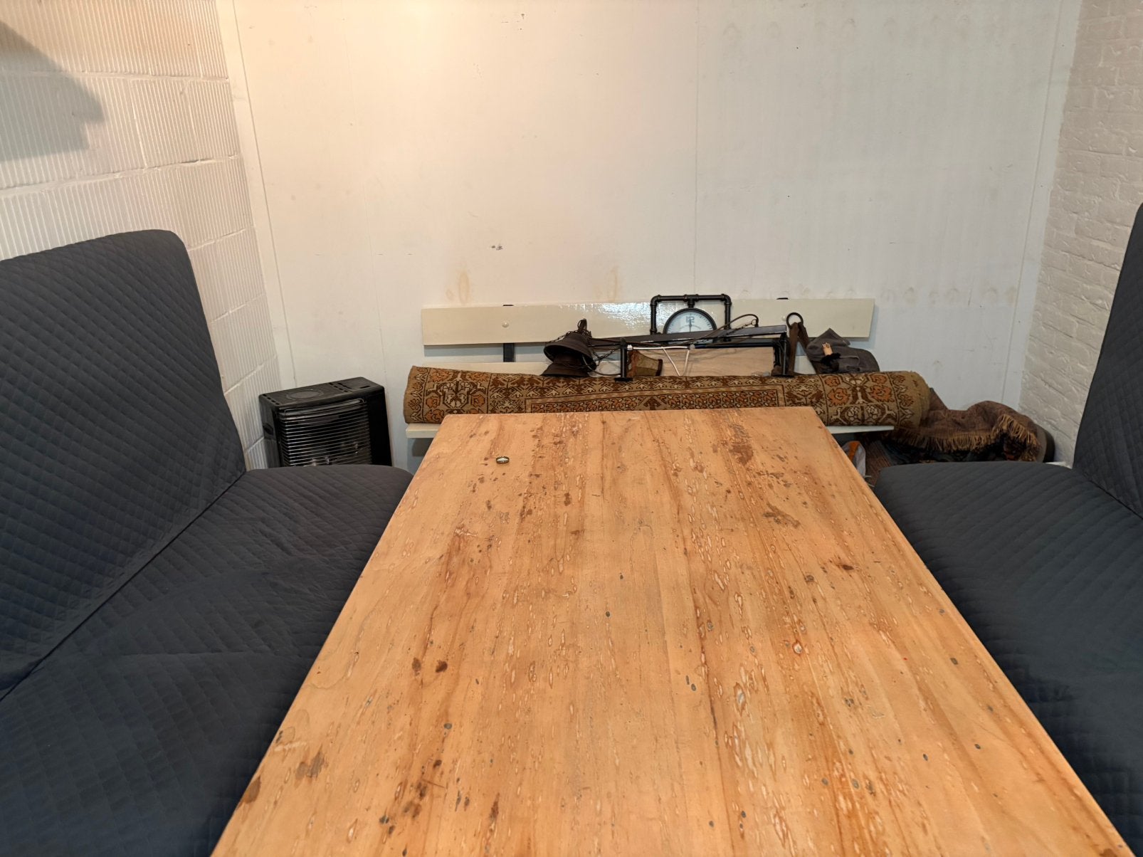 Gratis: 2 banken met hoes en tafel - direct af te halen, Huis en Inrichting, Banken | Bankstellen, Ophalen, Gebruikt, Minder dan 75 cm