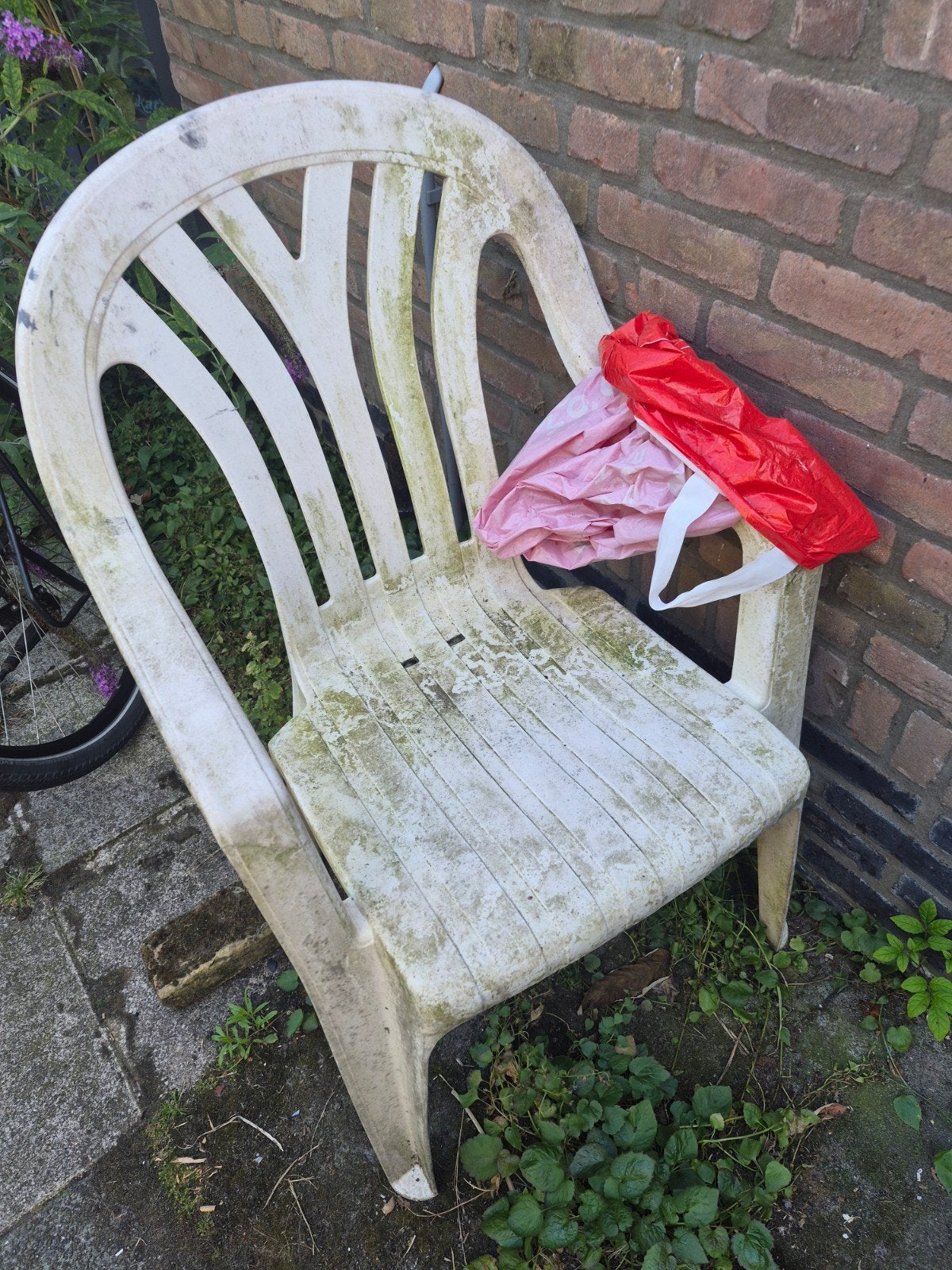 Gratis plastic tuinstoel (zelf schoonmaken), Tuin en Terras, Tuinstoelen, Ophalen, Gebruikt, Plastic