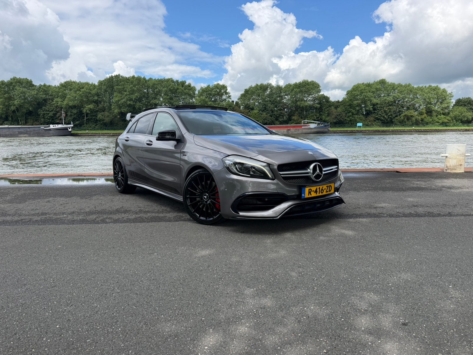 Mercedes-Benz A-Klasse A 45 AMG 4MATIC Aut7 2015 Grijs Pano, Auto's, Automaat, Zwart, 4 cilinders, Lichtsensor