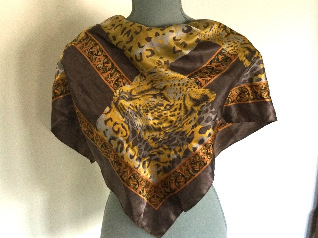Satijnen sjaal/hoofddoek met goudkleurige panters, Ophalen of Verzenden, Gedragen, Maat 46/48 (XL) of groter, Sjaal