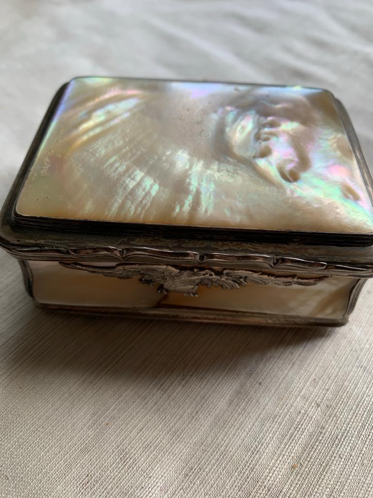 Antiek Parelmoer snuif Doosje Zilveren Montering Adelaar, Antiek en Kunst, Ophalen of Verzenden, Zilver
