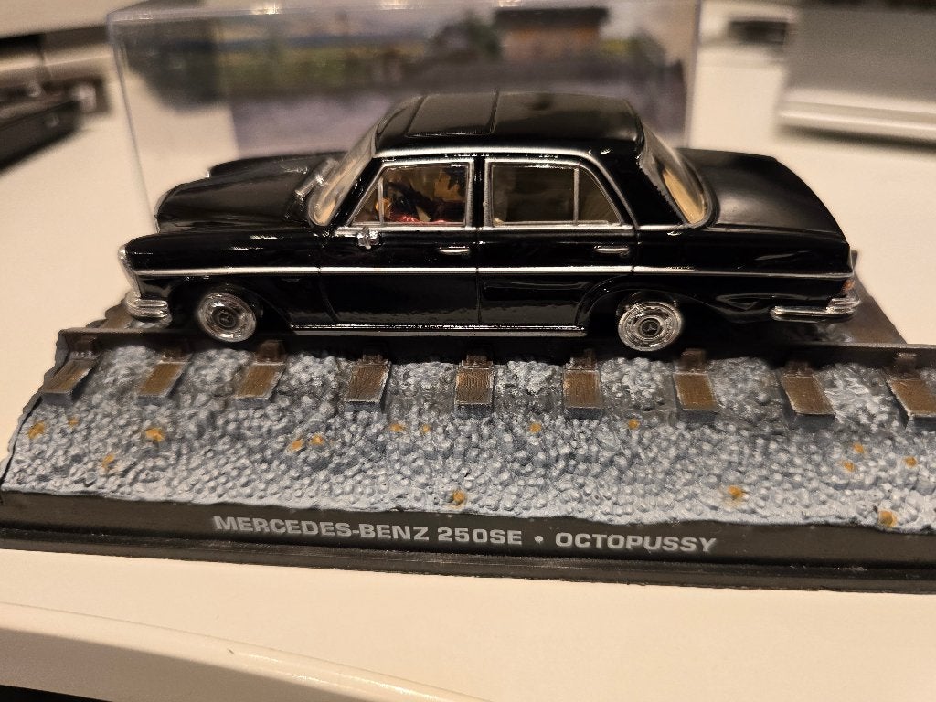 Mercedes-benz 250 SE Octopussy 1/43, Hobby en Vrije tijd, Modelauto's | 1:43, Ophalen of Verzenden, Nieuw, Auto, Overige merken