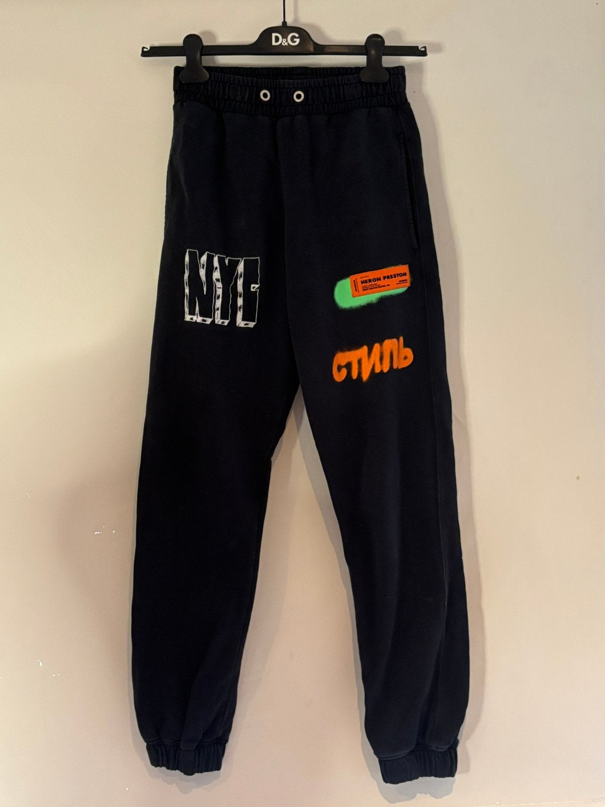 Heron preston broek met emblemen maat xs, Ophalen of Verzenden, Zo goed als nieuw, Maat 46 (S) of kleiner, Zwart