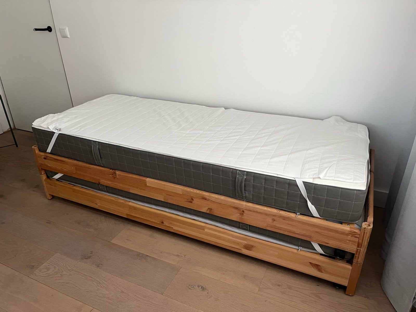 IKEA UTÅKER bed/slaapbank met 2 dikke matrassen, Ophalen, Gebruikt, Tweepersoons, 80 cm