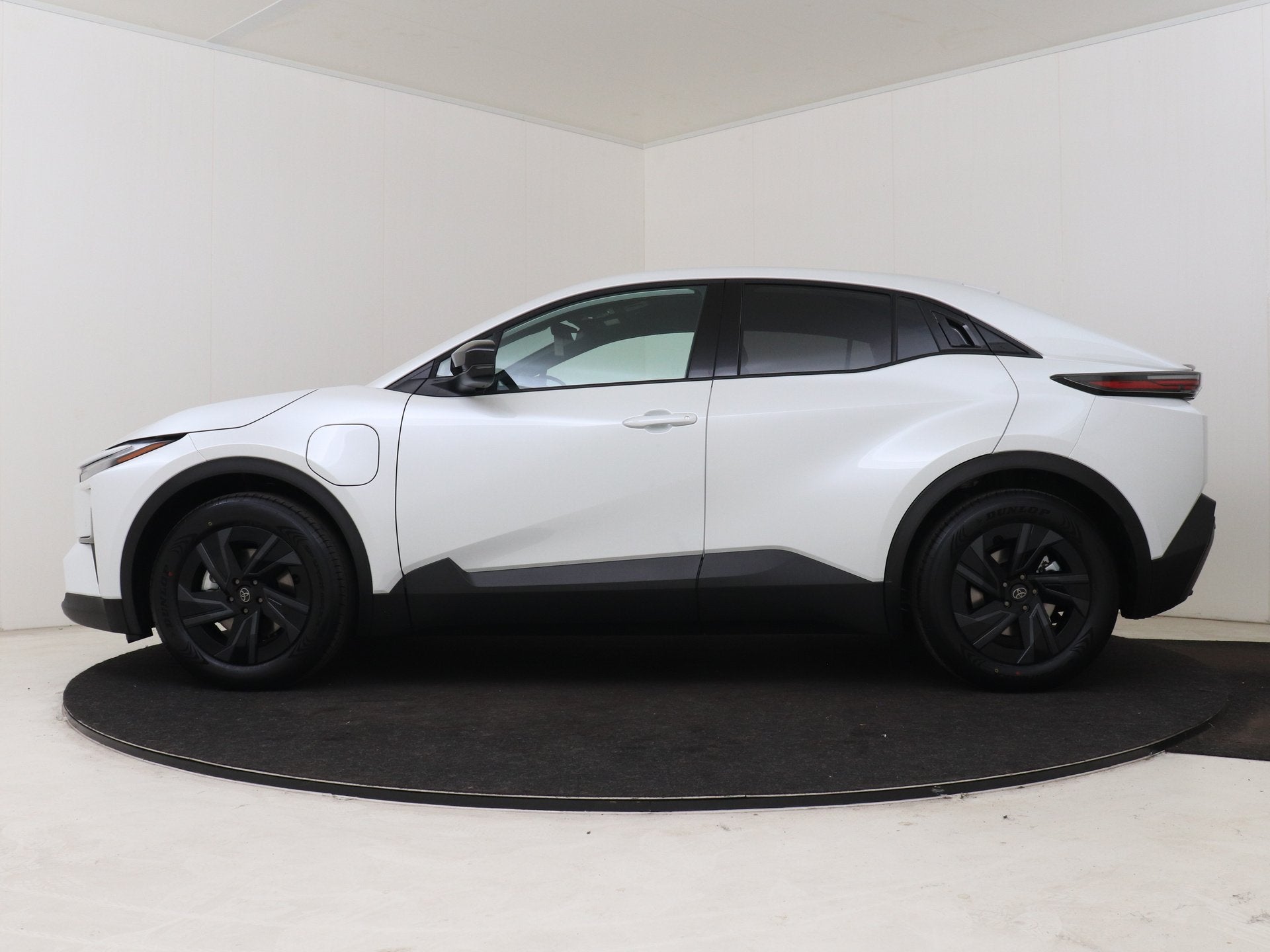 Toyota C-HR+ First Edition 77 kWh " Direct Leverbaar ", Auto's, Toyota, 12 maanden, Leder en Stof, Wit, Nieuw