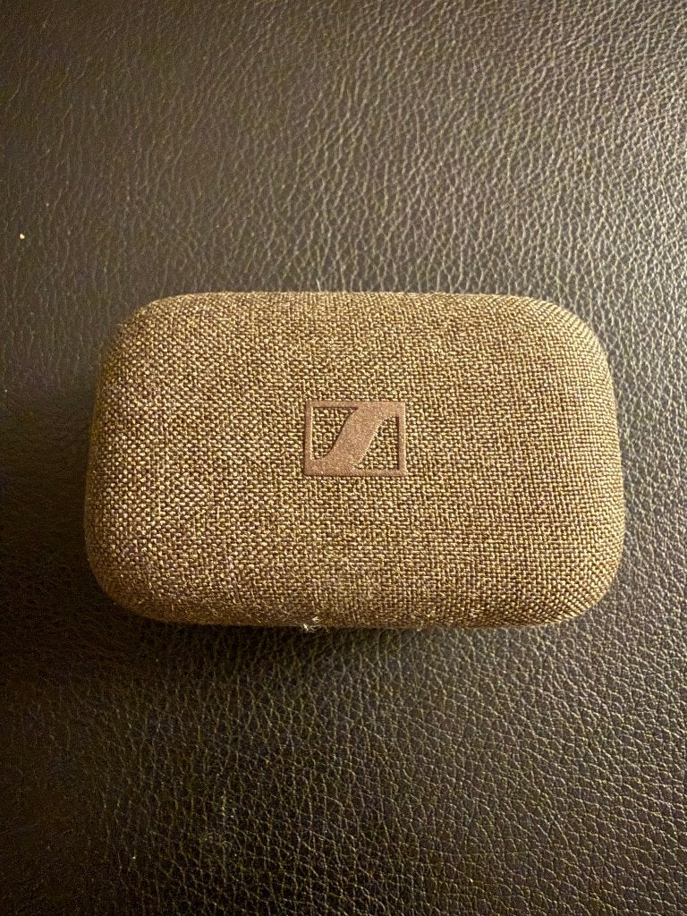 SENNHEISER Momentum true wireless 4 Brown Charging case, Gebruikt, Sennheiser, Ophalen of Verzenden, In oorschelp (earbud)