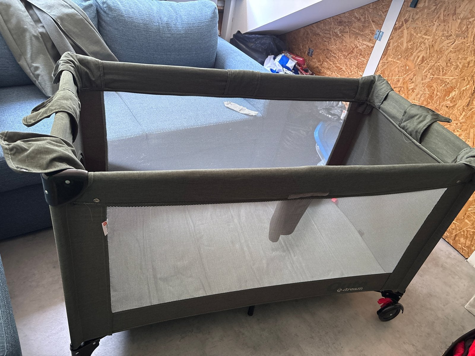 Qute Q-dream Reiswieg/Box - Draagbaar en Compact, Kinderen en Baby's, Ophalen, Gebruikt, Rechthoekig, Wieltjes