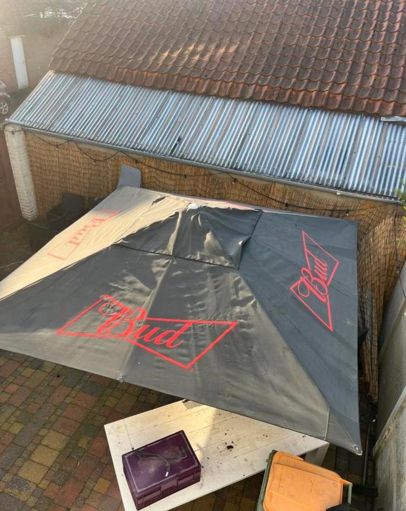 Budweiser horecaparasol 4x4 meter., Ophalen, Zo goed als nieuw, Meer dan 4 meter