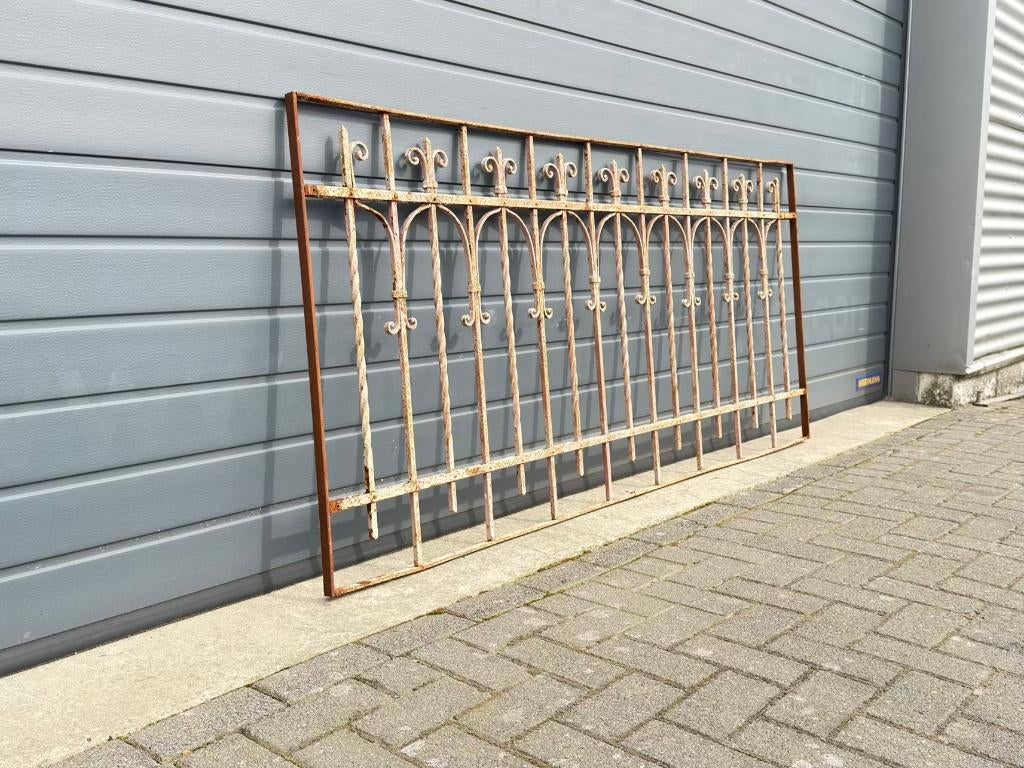 Antiek smeedijzeren hekwerk met sierlijke spijlen en bogen, Tuin en Terras, Tuinhekken en Hekwerk, Ophalen of Verzenden, Gebruikt