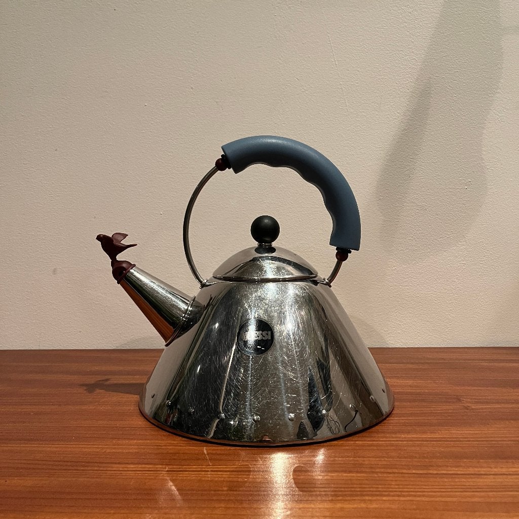 Fluitketel Alessi bird Michael Graves design, Huis en Inrichting, Theepot/fluitketel, Michael Graves, Gebruikt, Fluitketel