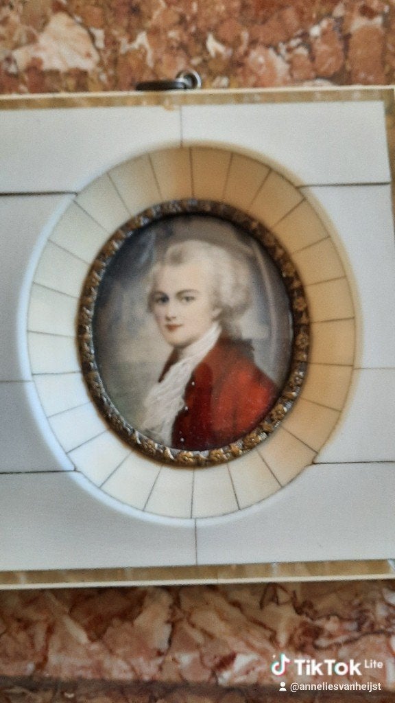 Antiek miniatuur portret van een heer in rood jasje, Ophalen of Verzenden