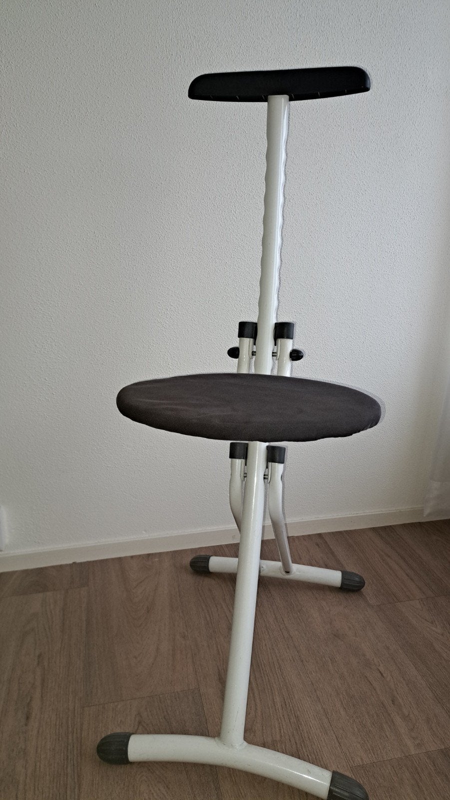 Kruk voor bij de strijktafel. In hoogte verstelbaar, Ophalen, Gebruikt