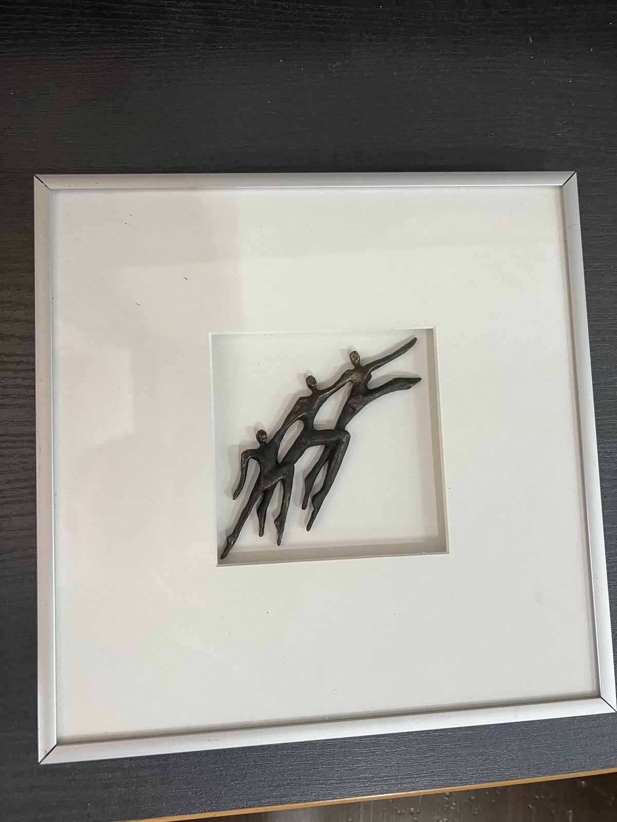 Dansende figuren in lijst - Modern bronzen beeldje, Groep mensen, Minder dan 20 cm, Ophalen of Verzenden, Brons