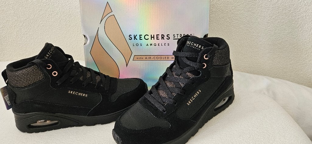Nieuw Skechers licht gevoerd zwart goud maat 39 /26 cm, Skechers, Zwart, Nieuw, Ophalen of Verzenden