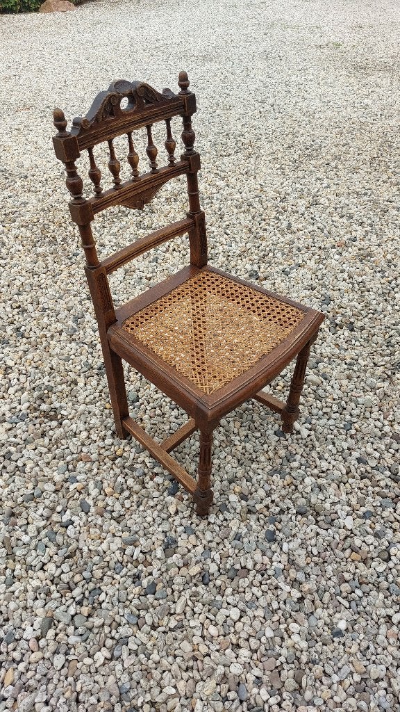 Antieke houten stoel met rieten zitting, Ophalen