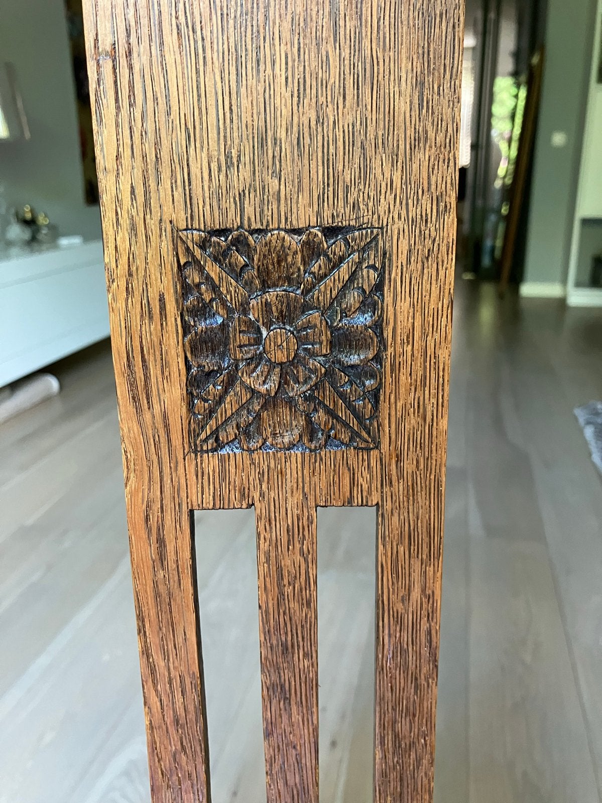 Antieke houten stoel met leren zitting, Ophalen